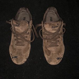 Classic Puma Sneakers! Barely Worn! Cute & Comfy!